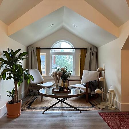 Heritage-Inspired Guesthouse - Luxe Bath & Elegant Ceilings เอดมันตัน ภายนอก รูปภาพ