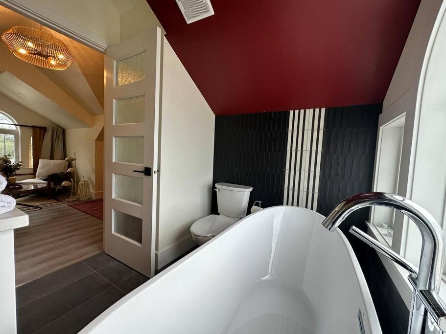 Heritage-Inspired Guesthouse - Luxe Bath & Elegant Ceilings เอดมันตัน ภายนอก รูปภาพ