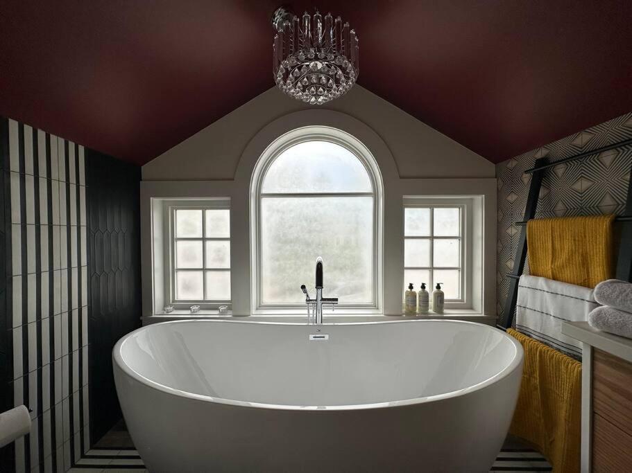 Heritage-Inspired Guesthouse - Luxe Bath & Elegant Ceilings เอดมันตัน ภายนอก รูปภาพ