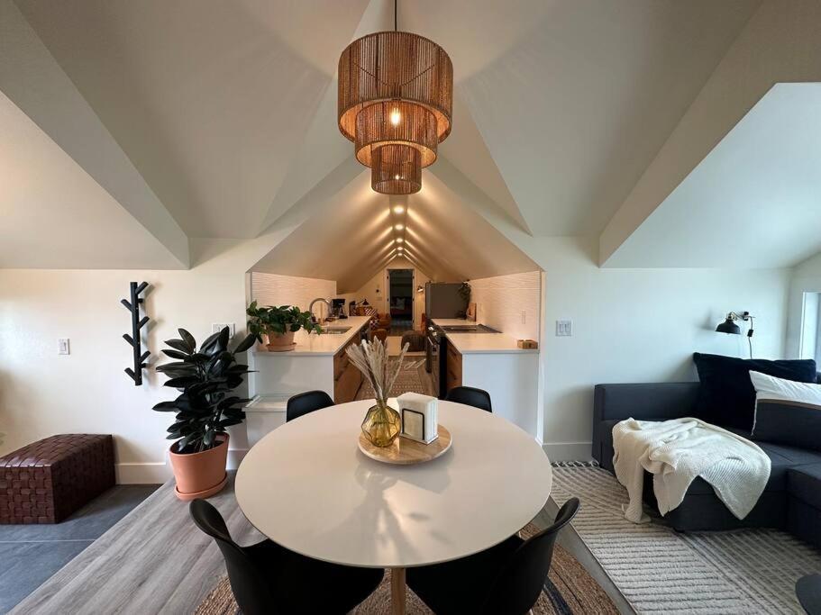 Heritage-Inspired Guesthouse - Luxe Bath & Elegant Ceilings เอดมันตัน ภายนอก รูปภาพ
