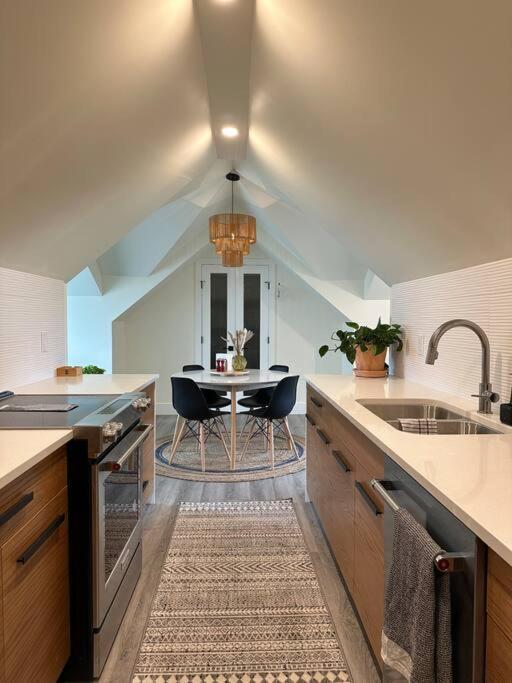 Heritage-Inspired Guesthouse - Luxe Bath & Elegant Ceilings เอดมันตัน ภายนอก รูปภาพ