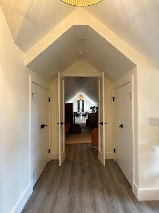 Heritage-Inspired Guesthouse - Luxe Bath & Elegant Ceilings เอดมันตัน ภายนอก รูปภาพ