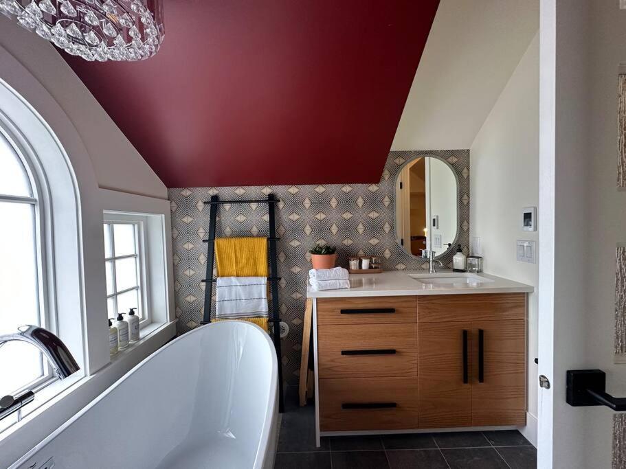 Heritage-Inspired Guesthouse - Luxe Bath & Elegant Ceilings เอดมันตัน ภายนอก รูปภาพ
