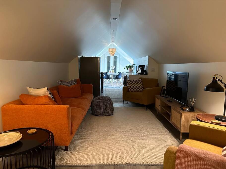 Heritage-Inspired Guesthouse - Luxe Bath & Elegant Ceilings เอดมันตัน ภายนอก รูปภาพ