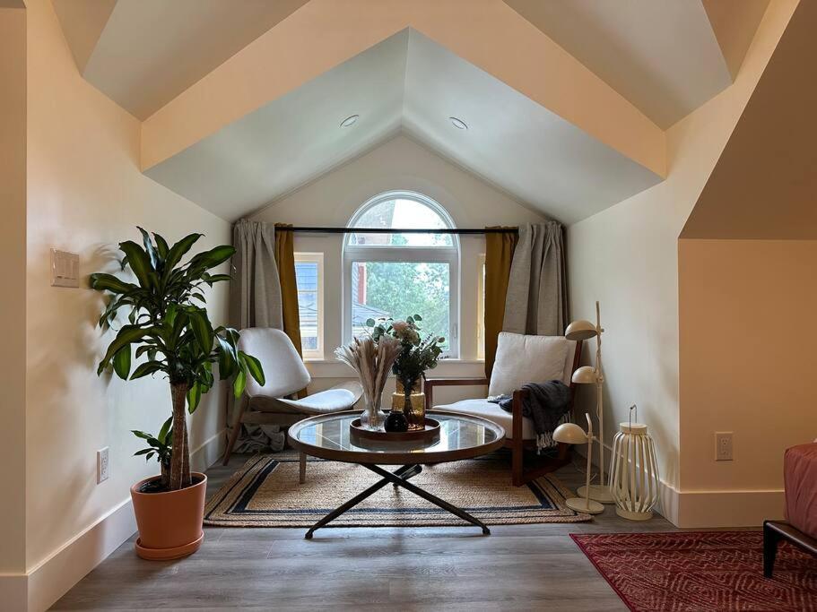 Heritage-Inspired Guesthouse - Luxe Bath & Elegant Ceilings เอดมันตัน ภายนอก รูปภาพ
